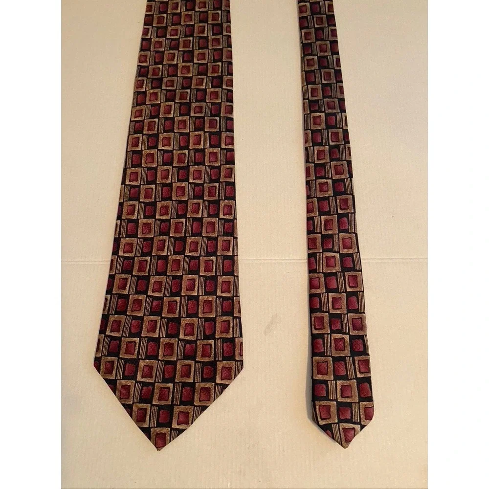 Louis Roth Mens Silk Tie Burgundy Gold Geometric Square Pattern Hand Made Korea